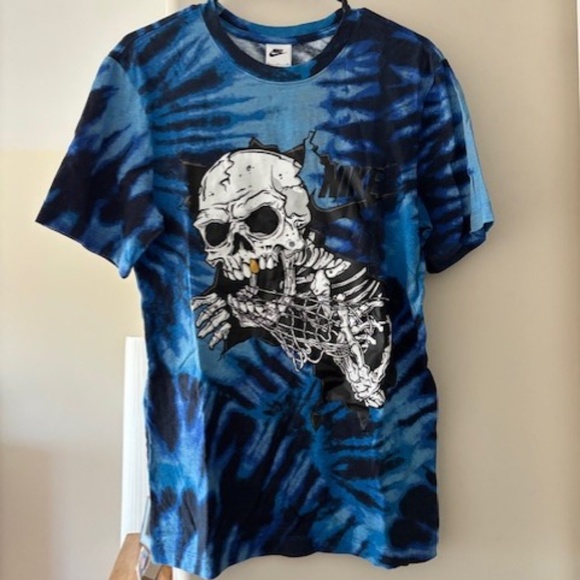 Nike Graphic T-shirt - Picture 1 of 1